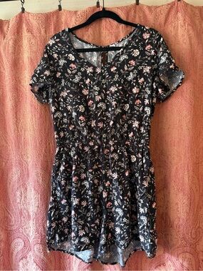 Old Navy floral romper, size L